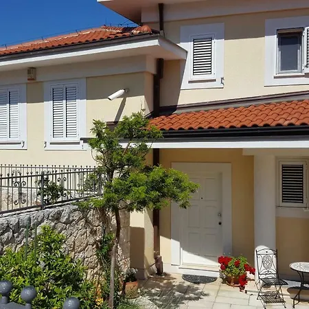 Astra-seafront Apartment *